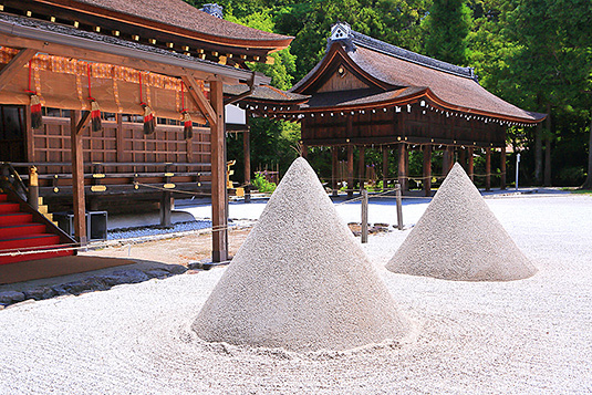 上賀茂神社　立て砂　写真