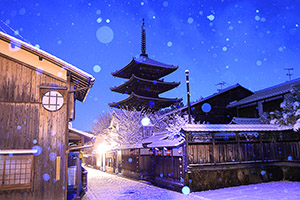京都　八坂の塔　雪景色