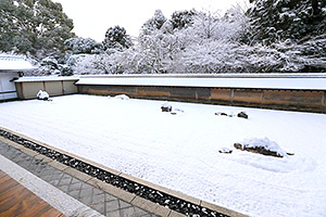 京都　龍安寺　雪景色