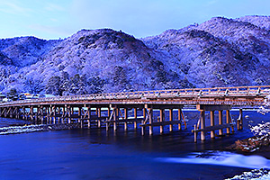 嵐山渡月橋の雪景色