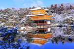 京都　雪化粧の金閣寺