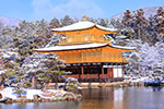 京都　金閣寺の雪景色