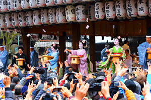 京都 節分 八坂神社 豆まき